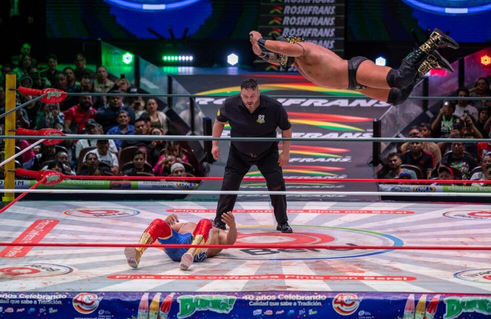 Valiente ejecutó vuelos suicidas que sorprendieron a toda la Arena México. (Cortesía: CMLL / Diego Cedrix)