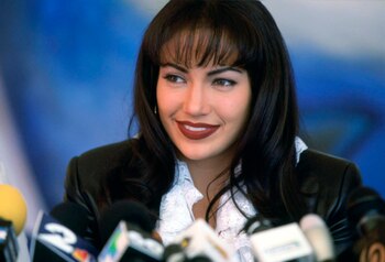 Imagen cedida por Warner Bros de la actriz Jennifer López interpretando a La cantante Selena Quintanilla. Al cumplirse 25 años de su estreno en los cines, la película "Selena", sobre la vida de la asesinada reina del tex-mex, Selena Quintanilla, se reedita con material nunca visto hasta ahora, como dos nuevos números musicales a cargo de su protagonista, Jennifer López, reveló a Efe su director Gregory Nava. EFE/Warner Bros