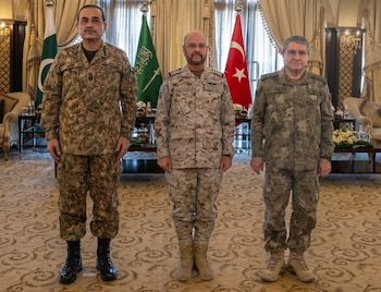 26/09/2026 Los representantes militares de Arabia Saudí, Pakistán y Turquía.
Los representantes militares de Arabia Saudí, Pakistán y Turquía se han reunido este viernes en Riad para discutir la seguridad conjunta y las formas de fortalecer la cooperación en materia de defensa, tras la firma hace un mes de un histórico acuerdo para reforzar la disuasión colectiva en el marco del incremento de las tensiones en Oriente Próximo.
POLITICA
MINISTERIO DE DEFENSA DE ARABIA SAUDÍ