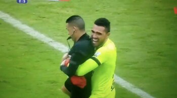 El guardameta alzó al árbitro