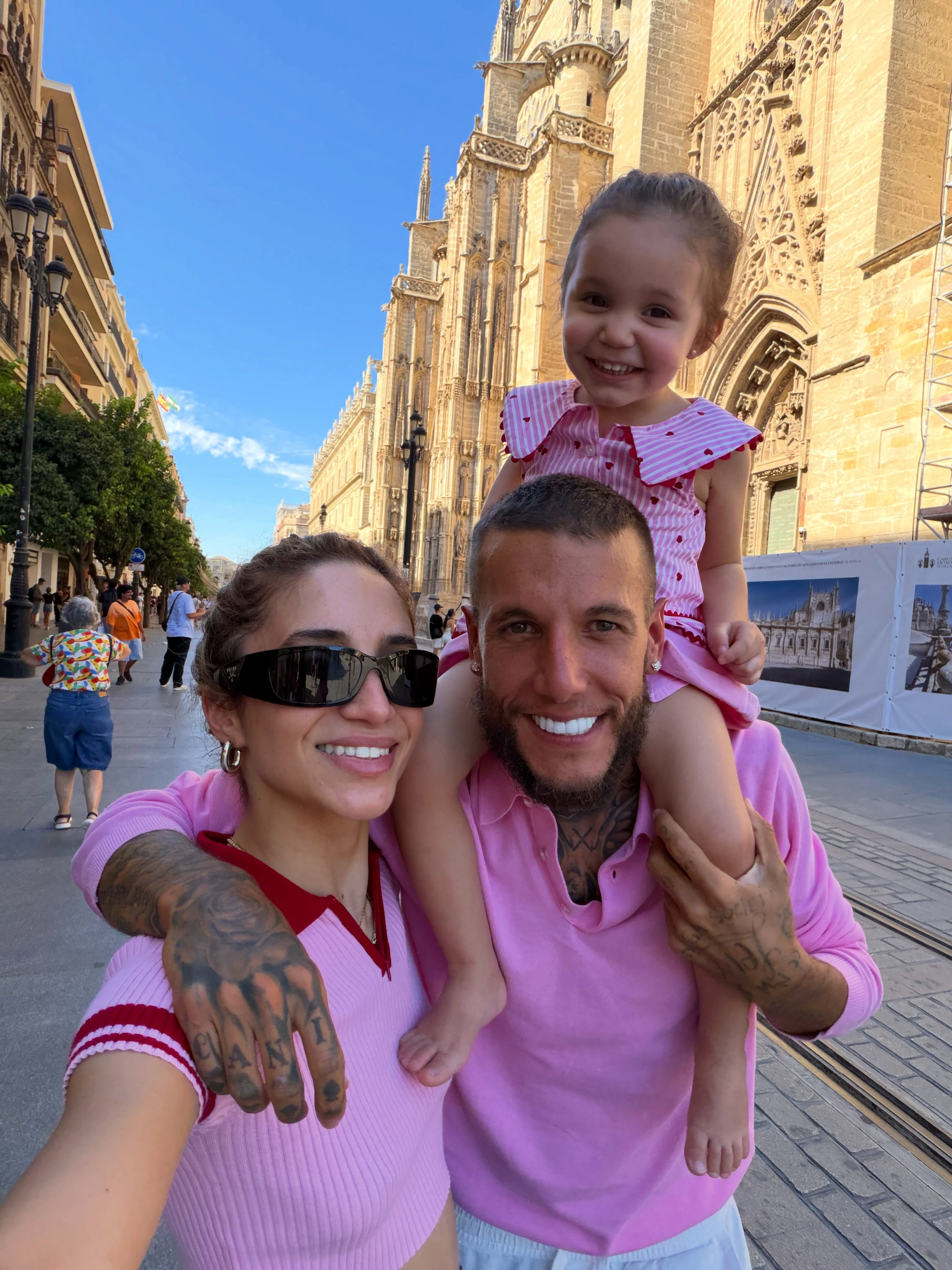 Melody Luz y Alex Caniggia uniformados en plena recorrida por la Catedral de Sevilla
