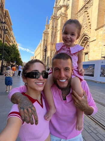Melody Luz y Alex Caniggia uniformados en plena recorrida por la Catedral de Sevilla