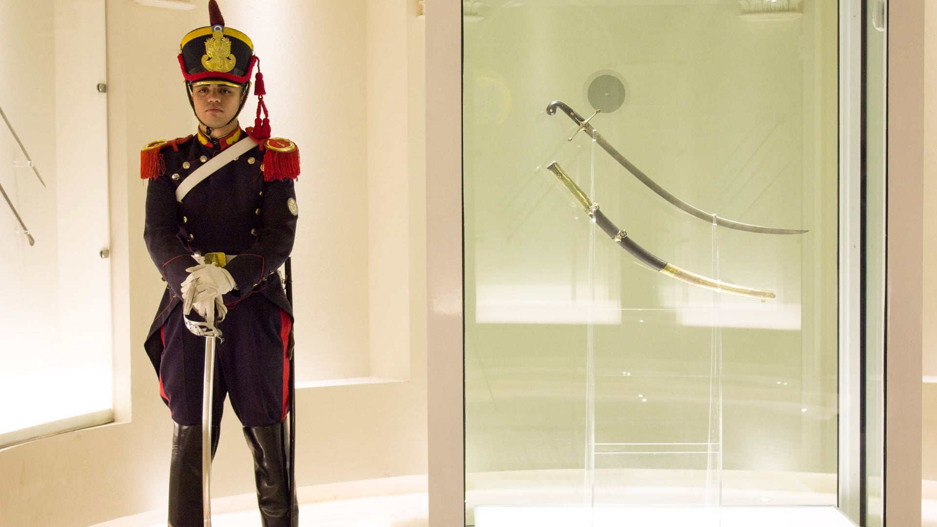 Un granadero custodia el sable de San Martín en el Museo Histórico Nacional.