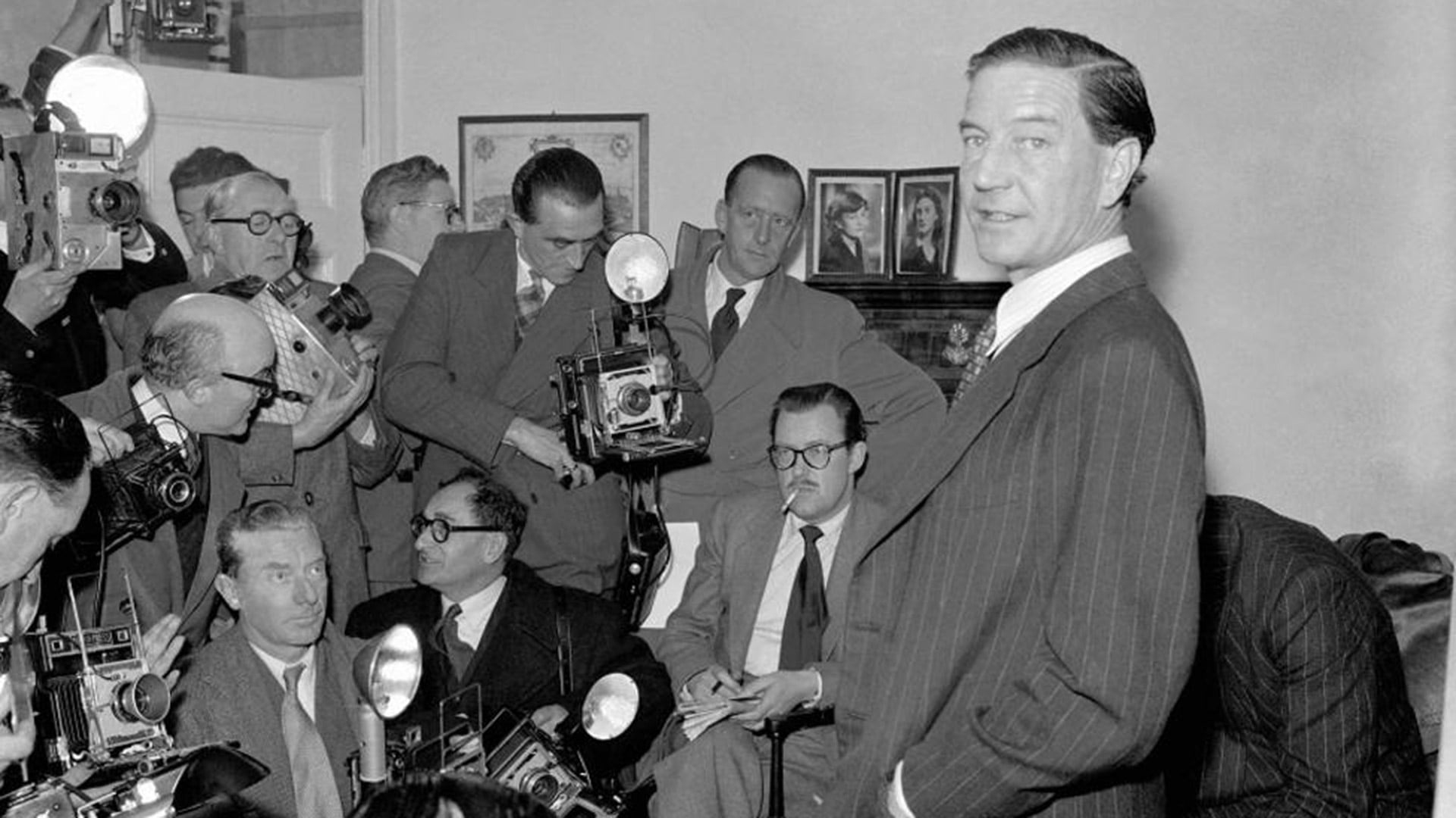 El ex diplomático británico Kim Philby, agente doble que espió para la Unión Soviética desde los años 30, en una conferencia de prensa en Londres. Los escondites físicos y el contacto personal fueron herramientas clave del espionaje de la Guerra Fría que hoy recuperan vigencia. (AP, archivo)