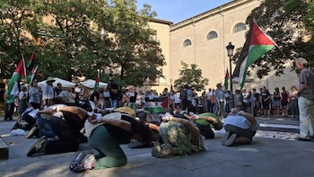 Una concentración rechaza las detenciones y cargas policiales a activistas de la Global Sumud Flotilla en Loiu (Bilbao)