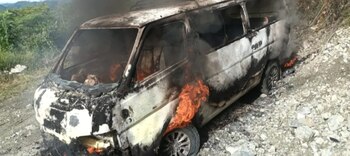 Uno de los carros incinerados por las disidencias de las Farc - crédito Policía Valle del Cauca