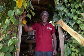 El propietario James Kateeba se