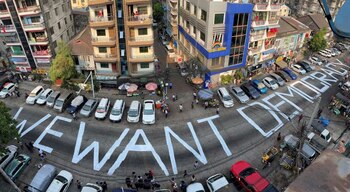 Una consigna escrita en una calle como protesta tras el golpe de Estado en Rangún, Myanmar