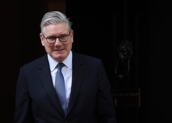 Keir Starmer se reunió con los integrantes de su gobierno y descartó renunciar al liderazgo del Partido Laborista. (EFE/ARCHIVO)
