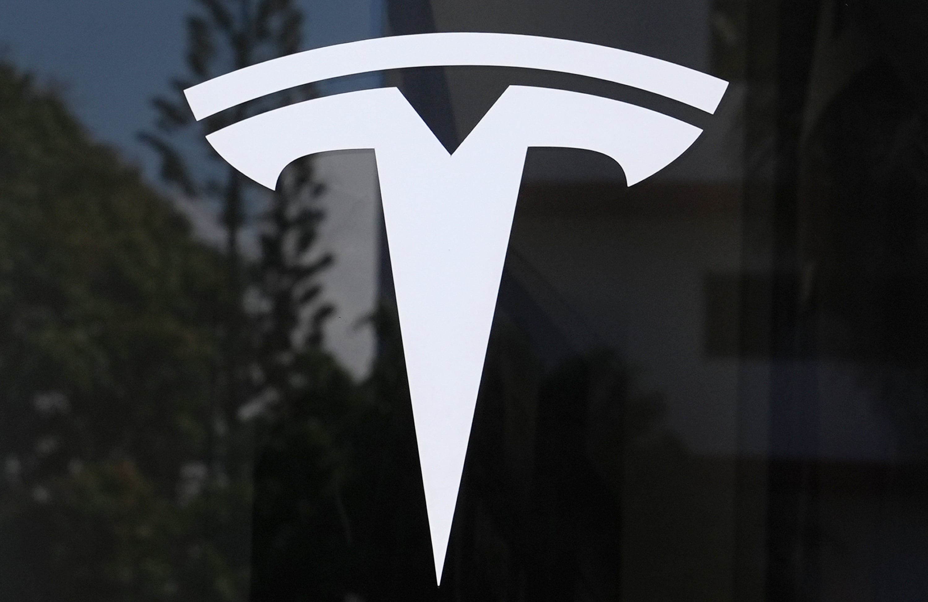 Tesla pierde el liderazgo mundial en ventas de vehículos eléctricos frente a la china BYD en 2025, con una caída del 9 % en sus entregas. (Foto AP/Lynne Sladky, archivo)