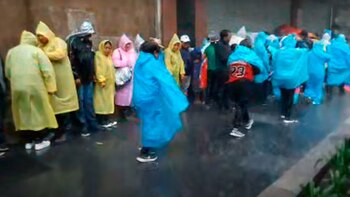 Cientos de personas que esperan