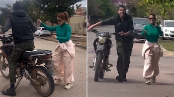 Díptico muestra a una mujer con gafas y un suéter verde, y a un hombre junto a una motocicleta en una calle arbolada con autos estacionados.