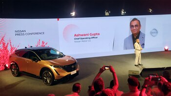 Gupta junto al nuevo Nissan