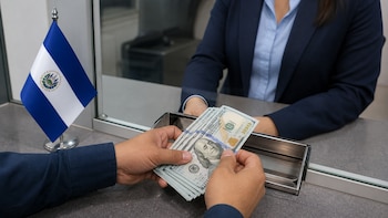 El Salvador prohíbe a los bancos descontar deudas del aguinaldo de los trabajadores