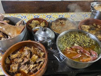 Algunos de los platos caseros que se cocinan en el restaurante Mesón de Crecente desde hace más de 100 años (Instagram / @mesondecrecente)