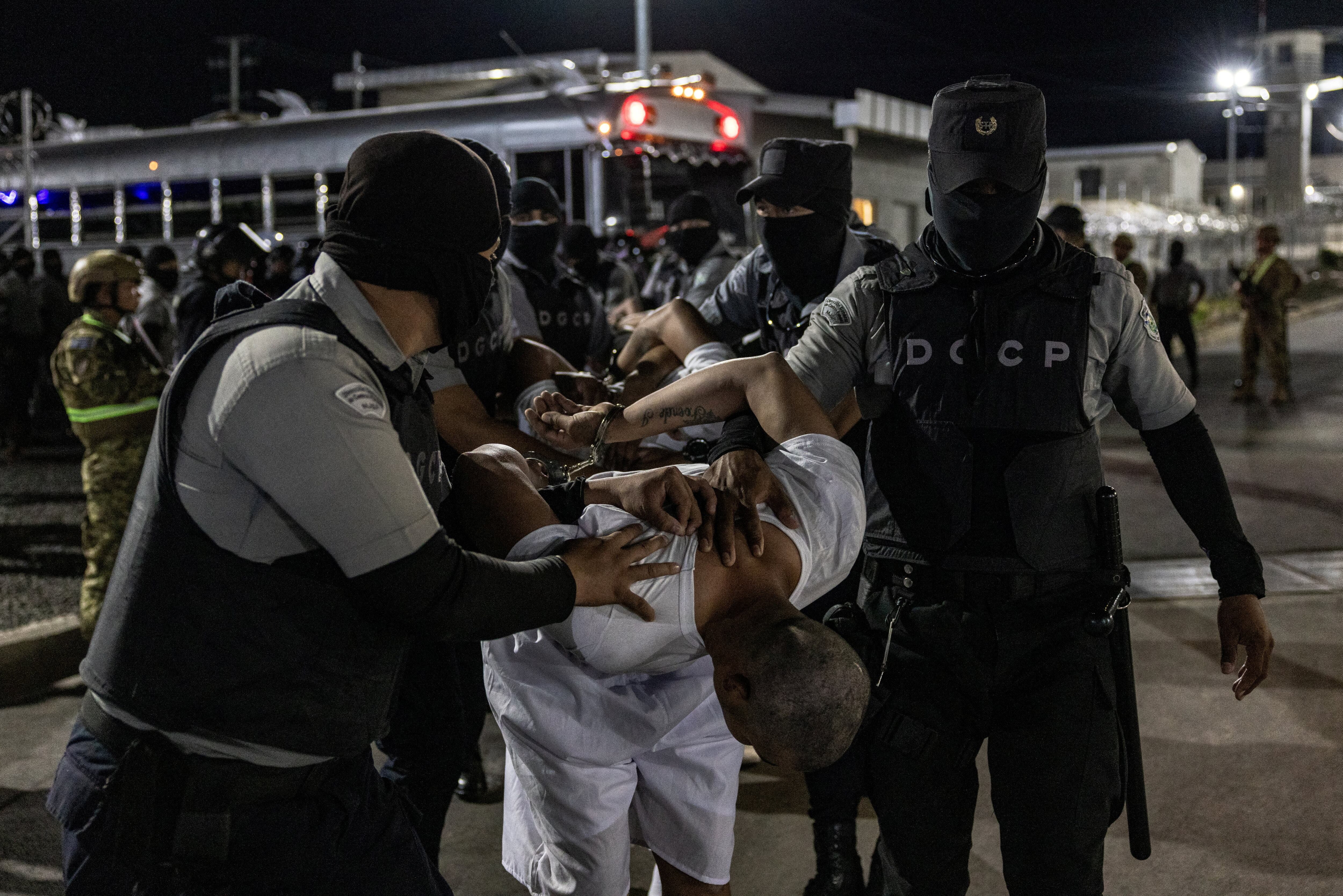 Venezolanos detenidos vinculados con el Tren de Aragua deportados por el gobierno de Donald Trump. Foto Infobae Centroamérica/Reuters