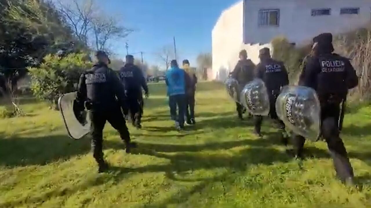 Uno de los detenidos, escoltado por Policía de la Ciudad.