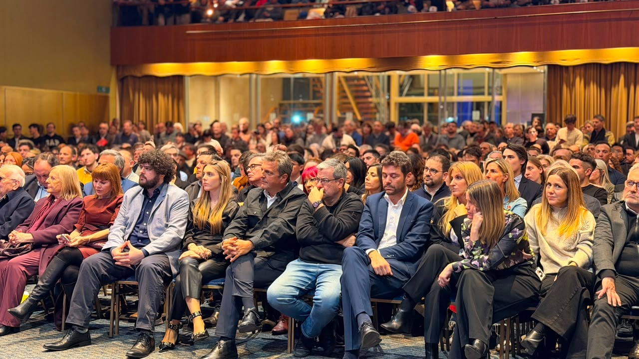 Los distintos representantes del peronismo de Santa Fe, junto a Sergio Massa, en el lanzamiento de la candidatura de Diego Giuliano