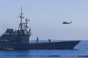 Un helicóptero S70C despega del DDG-1801, un destructor de misiles guiados, como parte de los principales ejercicios anuales "Han Kuang" de Taiwán (REUTERS/Archivo)