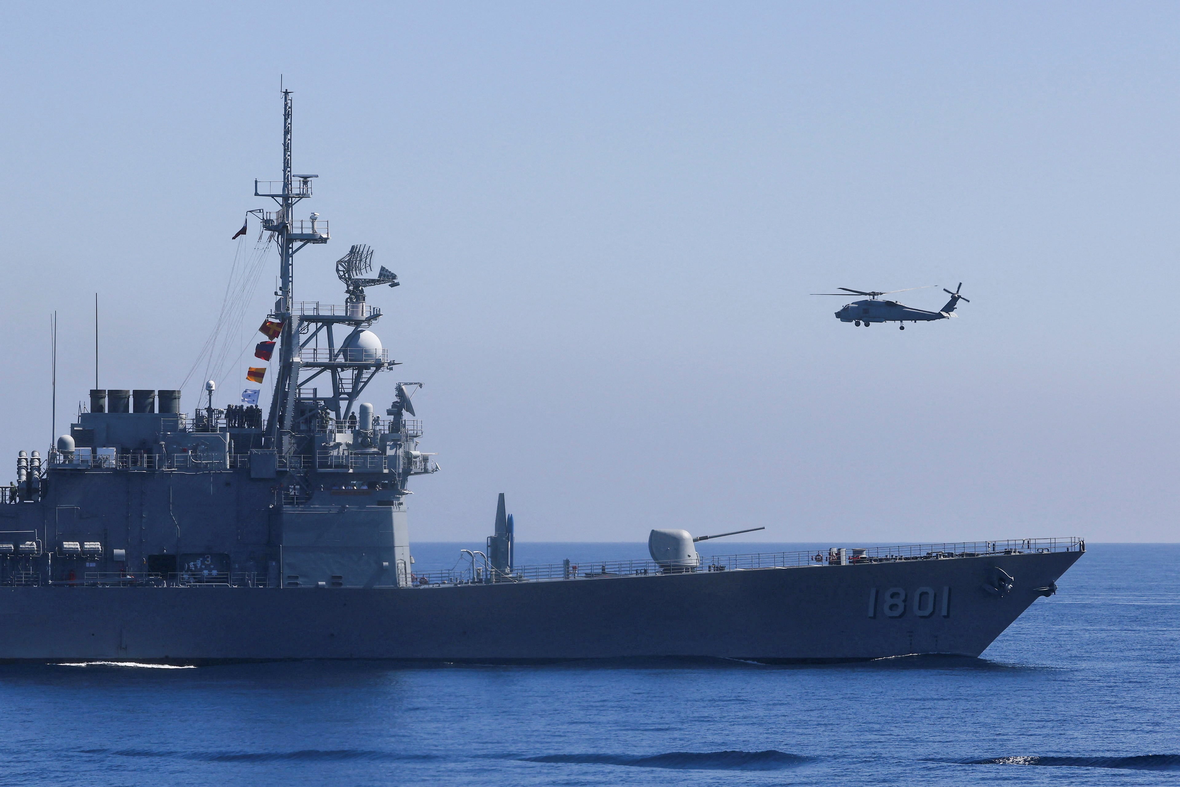 Un helicóptero S70C despega del DDG-1801, un destructor de misiles guiados, como parte de los principales ejercicios anuales