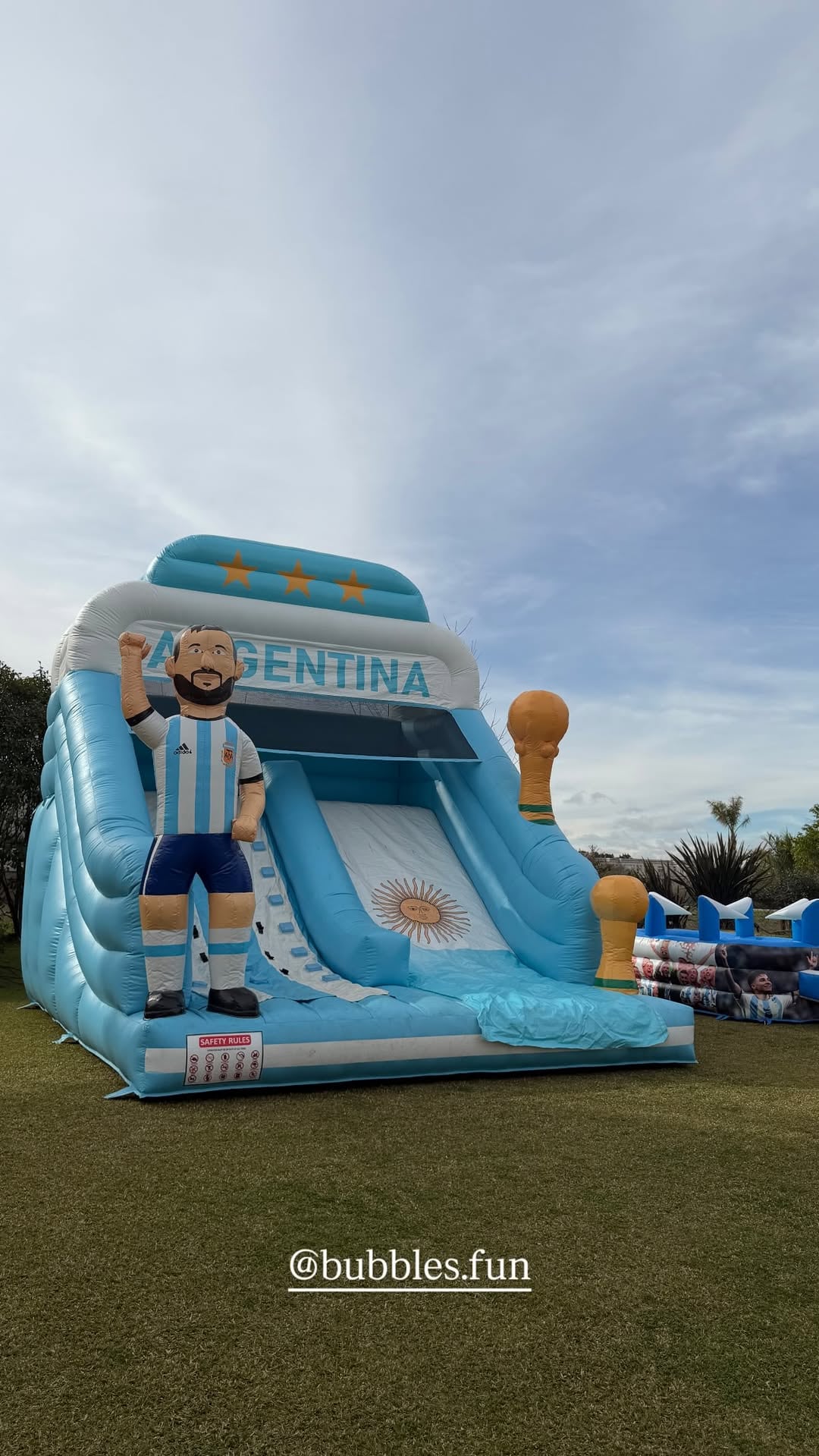 La ambientación del cumpleaños transformó el jardín en un estadio en miniatura con globos celestes y blancos, gigantografías de la Scaloneta y un metegol inflable