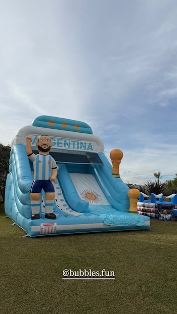 La ambientación del cumpleaños transformó el jardín en un estadio en miniatura con globos celestes y blancos, gigantografías de la Scaloneta y un metegol inflable