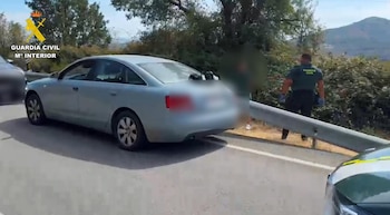 Los tres ocupantes del vehículo fueron arrestados después del operativo.
