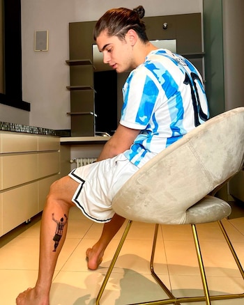 Luca Campolunghi con su tatuaje