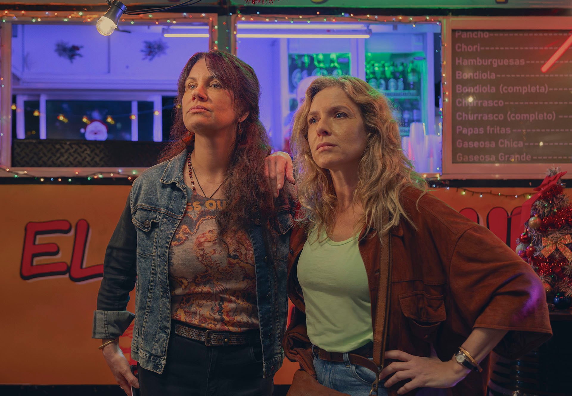 La miniserie protagonizada por Carla Peterson y Nancy Dupláa adapta las obras 'Tuya' y 'El tiempo de las moscas', explorando la reintegración social femenina tras la prisión. (Crédito: Cleo Bouza / Netflix ©️2025)