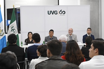 Desde la izquierda, la estudiante