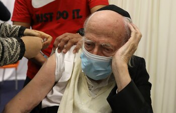 Un trabajador médico vacuna a