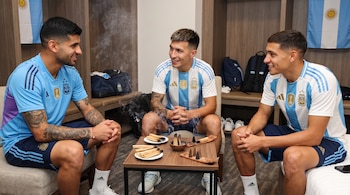 Cristian Romero, Lisandro Martínez y Nahuel Molina sentados en una habitación de la selección argentina con saumerios y palo santo encendidos.