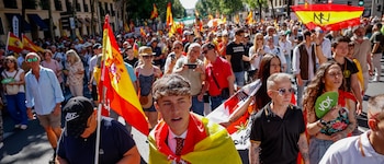 Miles de personas marchan en Madrid para pedir la dimisión de Pedro Sánchez: “España está secuestrada por una mafia corrupta”