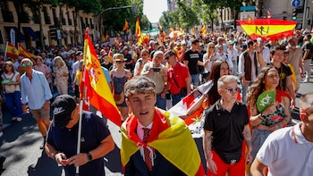 Miles de personas marchan en Madrid para pedir la dimisión de Pedro Sánchez: “España está secuestrada por una mafia corrupta”