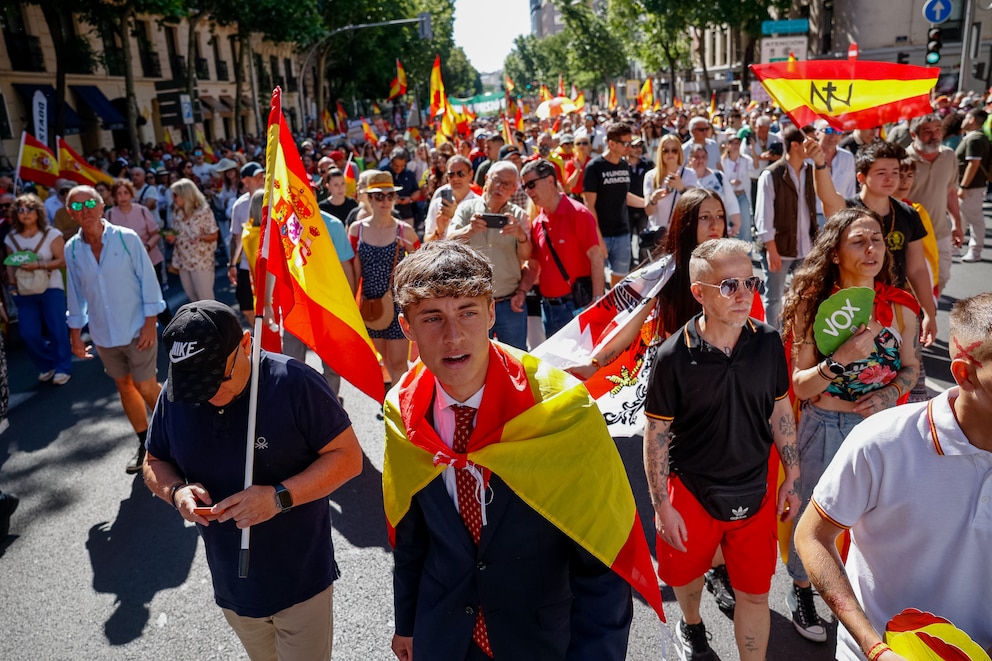 Miles de personas marchan en Madrid para pedir la dimisión de Pedro Sánchez: “España está secuestrada por una mafia corrupta” Miles de personas marchan en Madrid para pedir la dimisión de Pedro Sánchez: “España está secuestrada por una mafia corrupta”