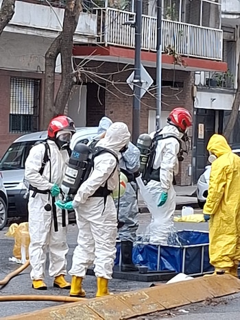 El ácido clorhídrico se derramó en la calle Tres Arroyos al 500 desde un contenedor con una fisura y un recipiente de 30 kilos en su interior