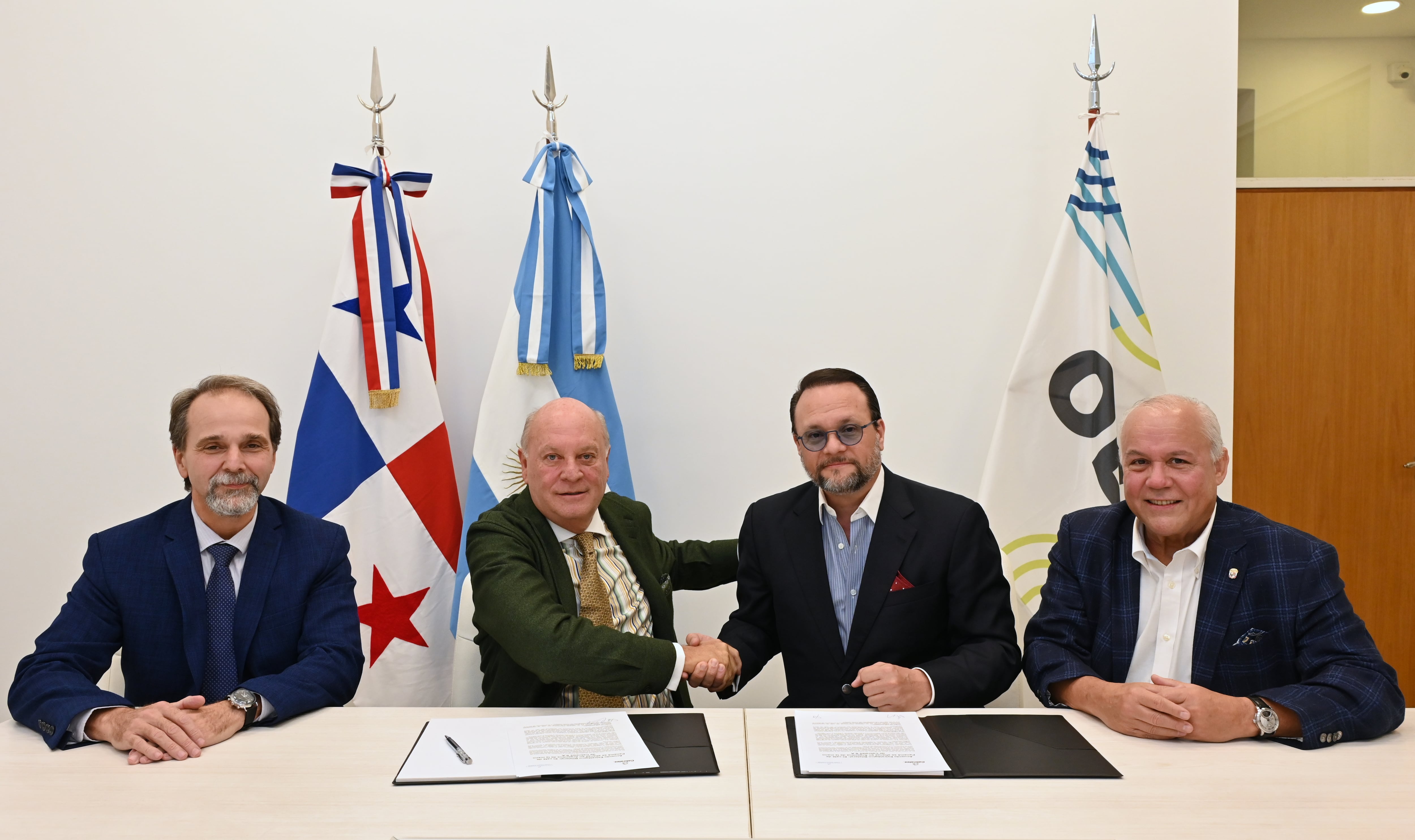 Julio Moltó, ministro de Comercio e Industrias de Panamá, concretó en Buenos Aires una alianza con la empresa argentina Cabrales S.A. para la importación y comercialización de café panameño en ese mercado. Cortesía MICI