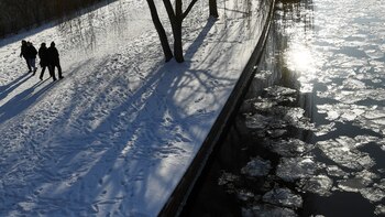 Tres personas cayeron a un