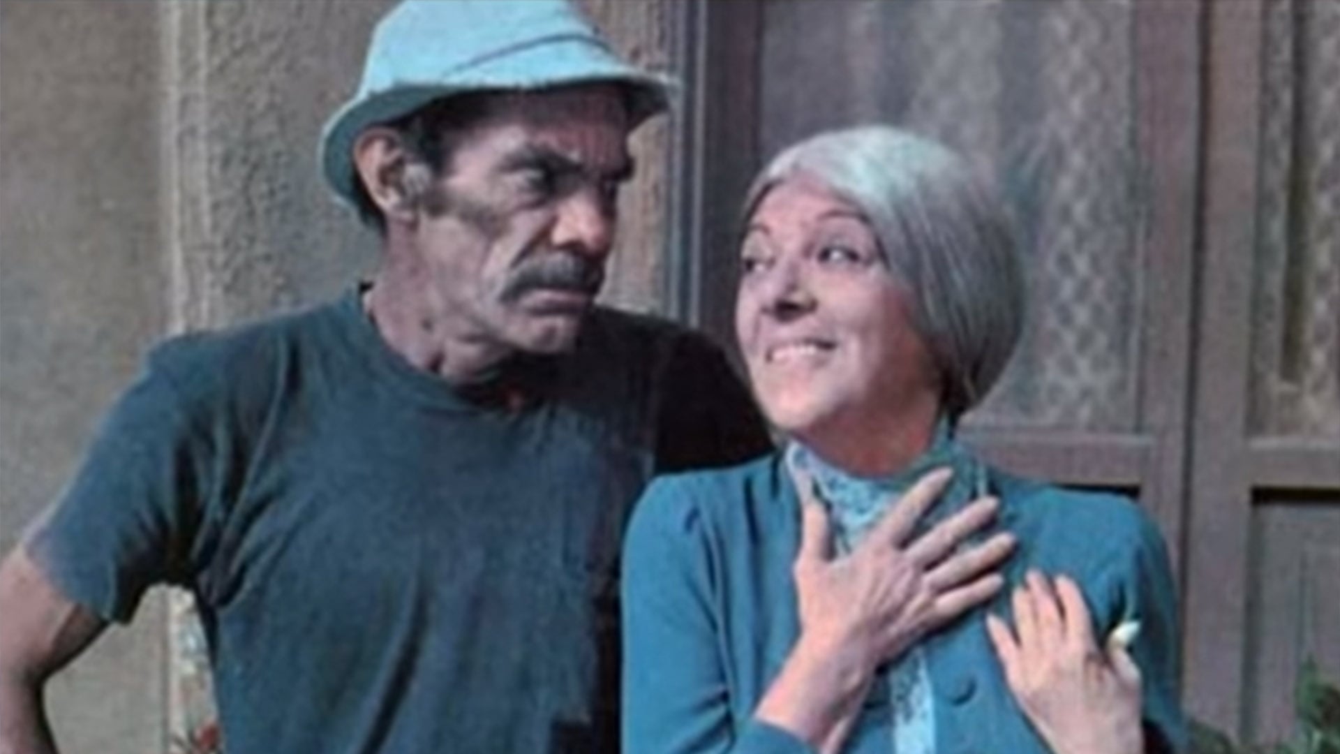 Don Ramón (Ramón Valdés) y la Bruja del 71 (Angelina Fernández), en El Chavo del 8
