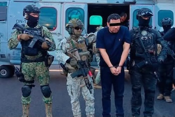 Todo de negro y esposado: autoridades revelan primeras fotos del traslado del “R1″. Especial.
