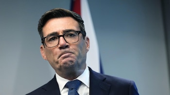 Burnham reitera el compromiso de que Reino Unido alcance la neutralidad en las emisiones de carbón en 2050