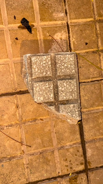 Los pedazos de piedra que se arrojaban obtenidos de las veredas rotas