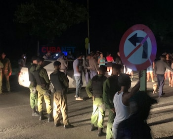 Vecinos de La Habana protestaron en El Fanguito por los apagones prolongados y la falta de servicios básicos. (Foto cortesía CUBANet)