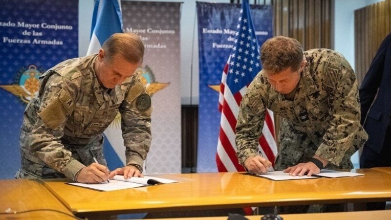 Oficiales de los Comandos de Operaciones Especiales de Argentina y Estados Unidos firman un acuerdo clave para el Ejercicio Daga Atlántica, fortaleciendo la cooperación militar entre ambas naciones
