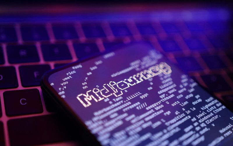 Logo de Midjourney en la pantalla de este teléfono. (Reuters)