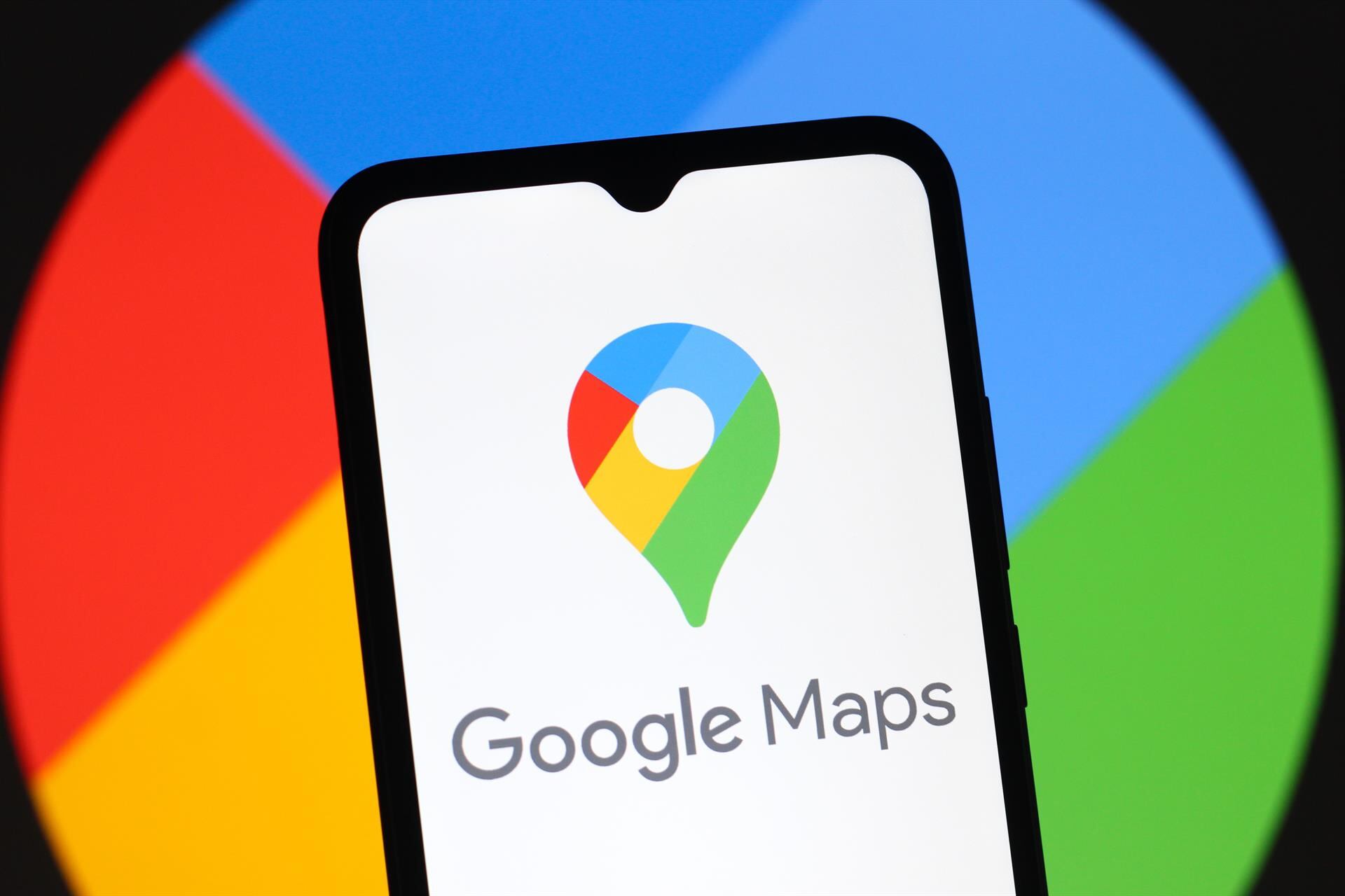 El modo monocromático de Google Maps en Pixel 10 maximiza la autonomía durante trayectos en automóvil. (Europa Press)