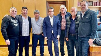 Sergio Massa y un grupo