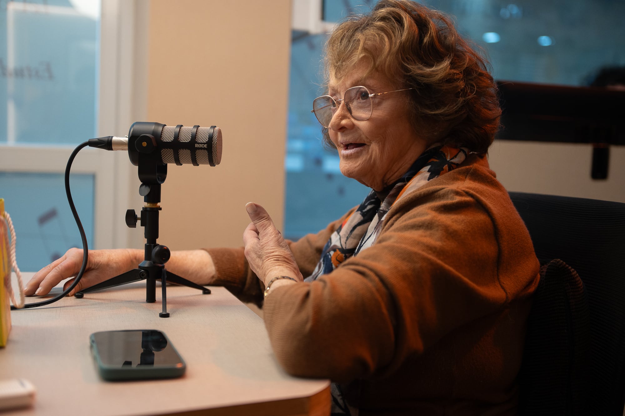 Perla dice que la primera vez que se sentó fente al micrófono estaba