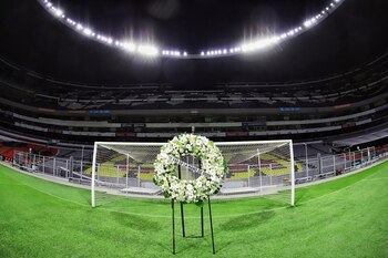 La corona fúnebre que colocó el Estadio Azteca el día que falleció Diego Maradona (Foto: Estadio Azteca)
