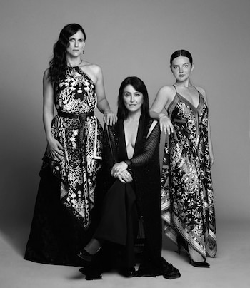 Daniela Romo y el elenco